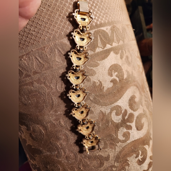 Guy Laroche Paris signed beautiful gold bracelet..Vintage! - Picture 2 of 8